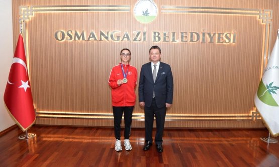 Osmangazi Belediye Başkanı Erkan Aydın, Milli Taekwondocu Sıla Zeynep Turan'ı Ağırladı