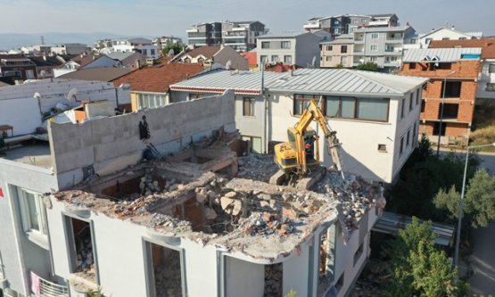 Osmangazi Belediyesi'nden Kaçak Yapıyla Kararlı Mücadele: İki Kat İzinsiz Eklenti Yıkıldı