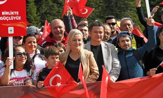 Osmangazi Belediyesi'nden Uludağ'da Cumhuriyet Yürüyüşü: 'Doğanın İçinde Cumhuriyetin İzinde'
