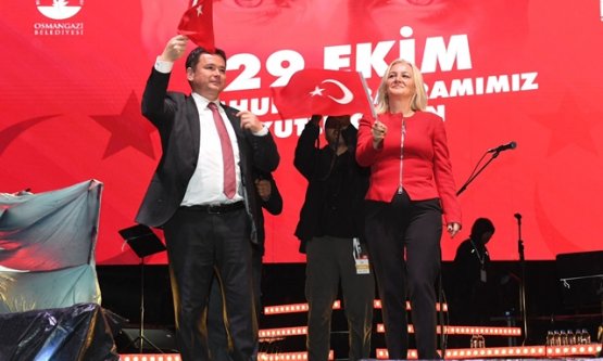 Osmangazi Meydanı'nda Cumhuriyet Konseri: Zeynep Bastık Yağmura Rağmen Bursalıları Coşturdu