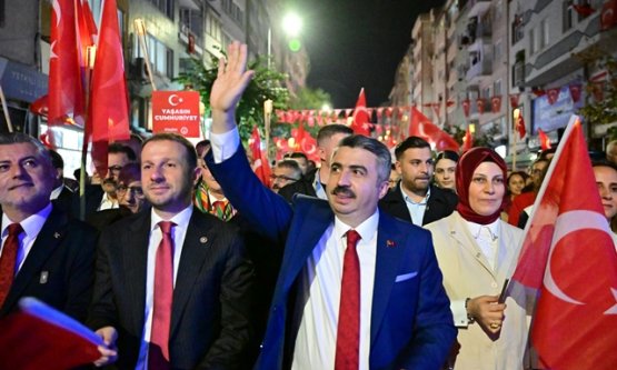 Yıldırım'da Cumhuriyet Coşkusu Zirvede: Kortej Yürüyüşü ve Mustafa Ceceli Konseri Büyüledi