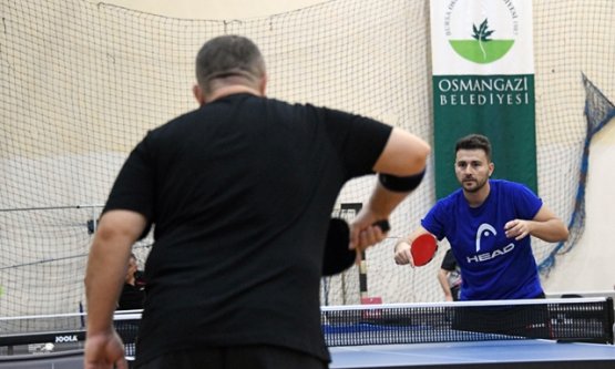 12. Ulusal Bursa Veteran Masa Tenisi Turnuvası Başladı: 8 Ülkeden Deneyimli Sporcular Bursa'da
