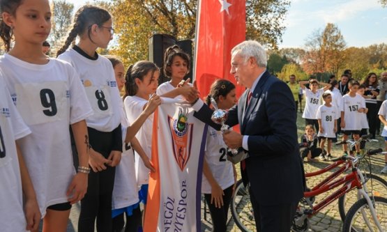 17. Başöğretmen Atatürk Kros Yarışması Tamamlandı: Şampiyonlara Bisiklet ve Para Ödülü