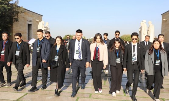 Cumhuriyetin Bekçileri Anıtkabir'de: Bursalı Gençlerden Ata'ya Vefa Ziyareti