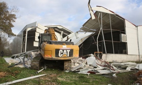 Nilüfer Belediyesi'nden Kaçak Yapıya Sıfır Tolerans: 2.220 Metrekare İş Yeri Yıkıldı