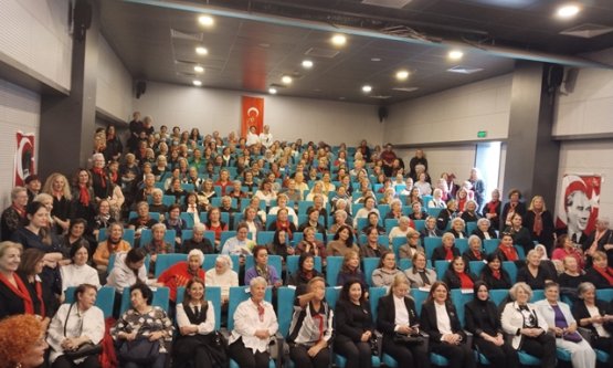 Nilüfer'de Ata'ya Anlamlı Anma: Yüzlerce Kadın Tek Ses Oldu