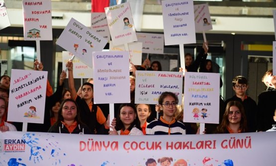 Osmangazi Belediyesi'nden Anlamlı Etkinlik: Çocuklar Haklarını Renkli Pankartlarla Öğrendi