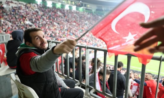 Osmangazi Belediyesi'nden Anlamlı Jest: OBAM Üyeleri Milli Maç Heyecanını Stadyumda Yaşadı