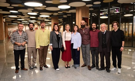 Osmangazi'de 'Duvarların Ötesi' Sahnelendi: İnsanlığa Dönüşümün Dramatik Hikayesi