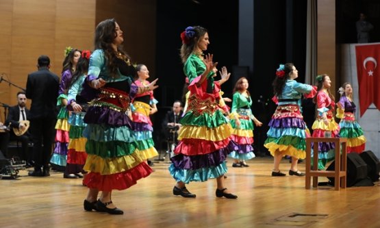 Bursa'da Müzik Şöleni: Çalgıcı Mektebi Orkestrası'ndan Unutulmaz Roman ve Balkan Gecesi
