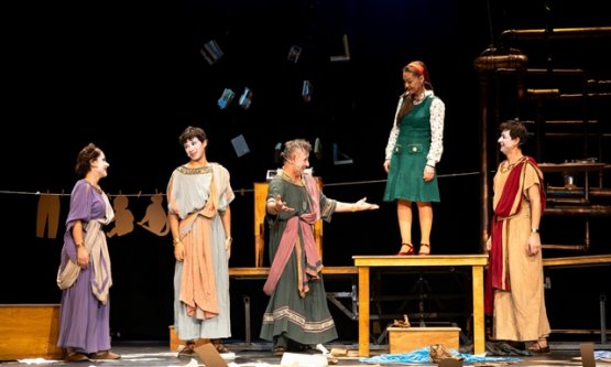 Bursa Şehir Tiyatrosu'ndan Dev Eser: Tomris Uyar'ın 'Uyumsuz' Dünyası Sahnede!