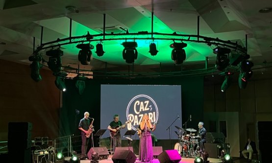 Bursa'da Caz Rüzgarı: Jülide Özçelik'ten Unutulmaz Sahne Performansı!