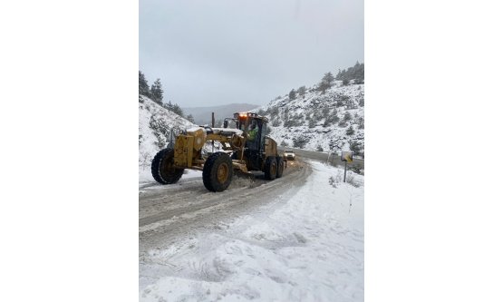 Bursa'da Kar Mesaisi Başladı: Büyükşehir Ekipleri 10 İlçede Yolları Açıyor!