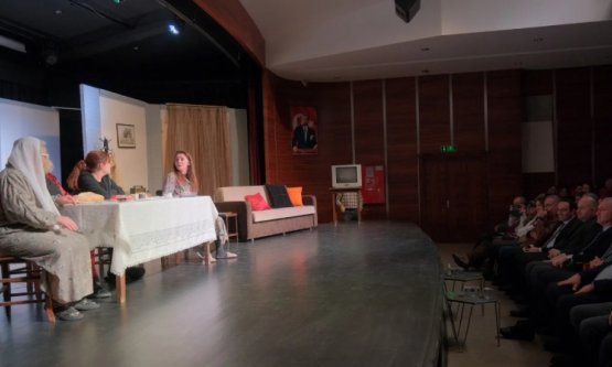 İnegöl Şehir Tiyatrosu 'Kadın Sığınağı' ile Seyirci Karşısında: Gözyaşları ve Alkışlar