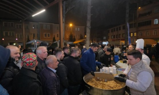 İnegöl'de Kandil Geleneği Yaşatılıyor: Suyolu Camisi'nde 1000 Kişilik Helva İkramı!