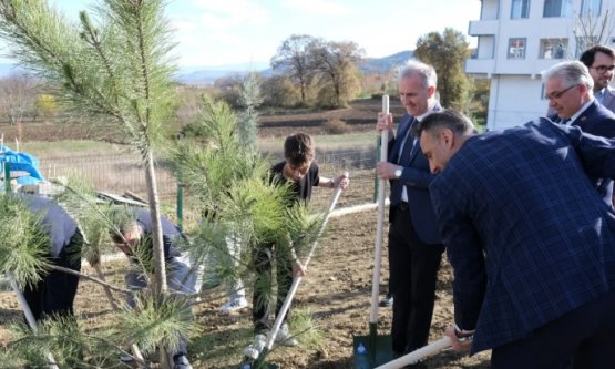 İnegöllü Gençlerden Örnek Davranış: Zirve Grup, Yangınlara Karşı Kendi Aldıkları 32 Fidanı Toprakla Buluşturdu