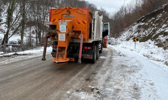 Nilüfer'de Kar Seferberliği: Yüksek Kesimlerde Yollar Hızla Açıldı!