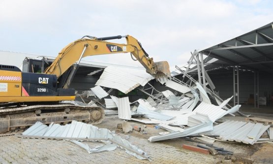 Nilüfer'de Tarım Arazileri Korunuyor: Dev Kaçak Depolar İş Makineleriyle Yıkıldı!