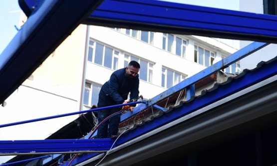 Osmangazi Belediyesi Tarihi Arap Şükrü Sokağı'nda Harekete Geçti: Kaçak Eklentiler Yıkılıyor