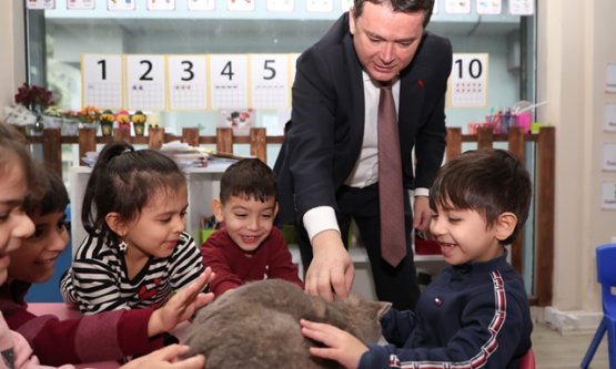 Osmangazi Kreşlerinde Meslek Tanıtım Günleri: Başkan Erkan Aydın Miniklere Eczacılığı Anlattı