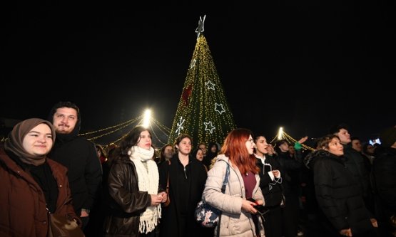 Osmangazi'de Yeni Yıl Festivali Coşkusu: Çizik Grubu Performansıyla Büyüledi!