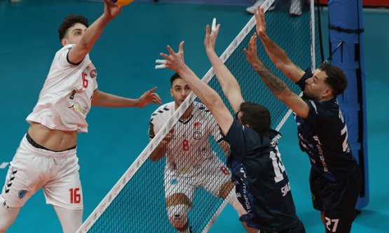 Bursa Büyükşehir Belediyespor Sahasında Hata Yapmadı: Gaziantep Engelini 3-1'le Geçti!