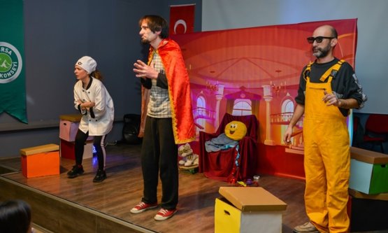 Bursa'da Çocuklar İçin Sahne Vakti: ‘Kayıp Şapka Macerası' Minikleri Büyüledi!