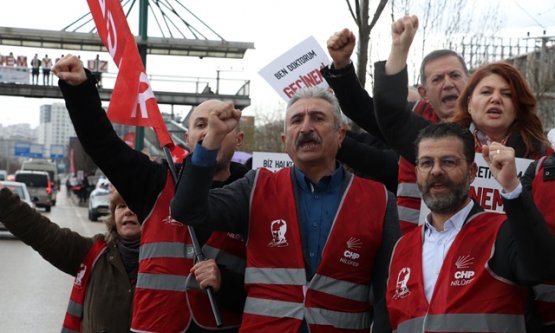 Bursa'da 'Geçinemiyoruz” Sesleri: CHP Nilüfer'den İzmir Yolu'nda Dev Eylem