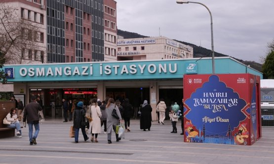 Bursa'da İftar Coşkusu Sokaklara Taşıyor: Büyükşehir'den Yolda Kalanlara İftariyelik Desteği!