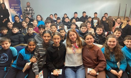 Bursa'nın Genç Kalemi Melis Sena Yılmaz, Nilüferli Çocuklarla 'Yapboz Evi'nde Buluştu