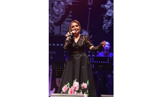 Doktor Elvan Elvan'dan Beşiktaş'ta Müzik Ziyafeti: Hem Şıklığı Hem Sesiyle Büyüledi!