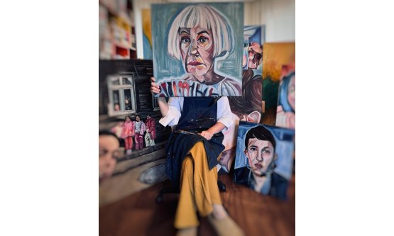 Duyguların Ressamı Ayşe Betil: Yüzlerdeki Hakikatin İzini Süren Sanatçı