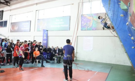 İnegöl'de Dev Zirve Heyecanı: 182 Öğrenci Spor Tırmanışında Buluştu!