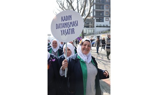 Nilüfer'de 8 Mart Coşkusu: 'Eşitlik Ses İster' Diyen Kadınlar Bir Hafta Boyunca Sahada!