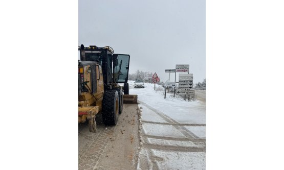 Nilüfer'de Kar Mesaisi: Belediye Ekipleri Yüksek Kesimlerde Ulaşımı Açık Tutuyor!
