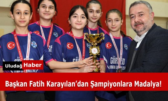 Osmangazi'de Badminton Rüzgarı: Başkan Fatih Karayılan'dan Şampiyonlara Madalya!