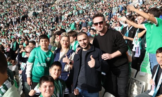 Osmangazi'de Geleceğin Taraftarları Tribünde: Miniklerden Bursaspor'a Tam Destek!