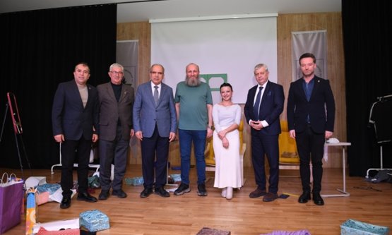 Osmangazi'de Kahkaha Tufanı: ‘Hangisi Gerçek' Tiyatrosu Bursalılarla Buluştu