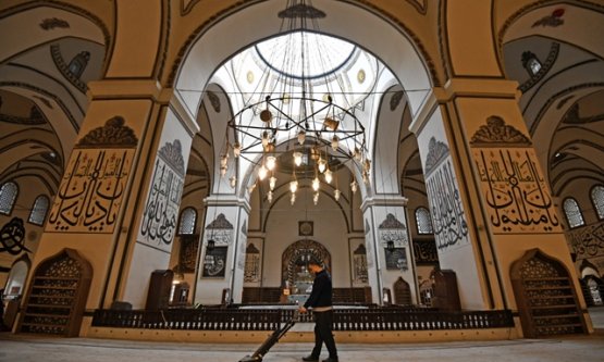 Osmangazi'de Ramazan Hazırlığı: Tarihi Ulu Cami Teravih Namazına Hazır!