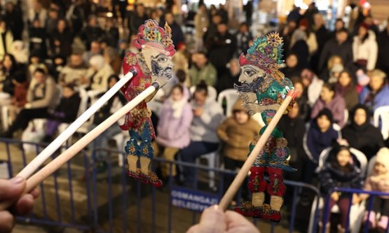 Osmangazi'de Ramazan Neşesi: Hacivat ve Karagöz Gölge Oyunu Minikleri Büyüledi!