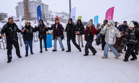 Üniversiteliler Uludağ'da Buluştu: Kışın Tadı 'Gençlik Buluşması' ile Çıktı!