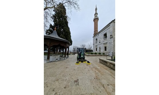 Bursa Bayram Coşkusuna Hazırlanıyor: Mezarlıklar ve Şehir Meydanlarında Hummalı Temizlik!