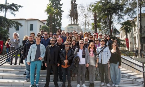 Bursa'da 27 Mart Dünya Tiyatro Günü Coşkusu: Sanatçılar Atatürk Anıtı'nda Buluştu!