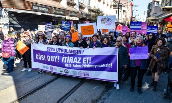 Bursa'da Kadınlar Omuz Omuza: 'Asla Yalnız Yürümeyeceksin!'