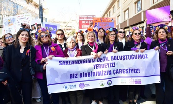 Bursa'da Kadınların Dev Dayanışması: 'Saklandığımız Yerde Değil, Buluştuğumuz Yerdeyiz!'