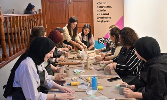 Bursa'da Ramazan Sanatla Buluştu: Kadınlar Seramik Atölyesinde Özgün Eserler Üretti!