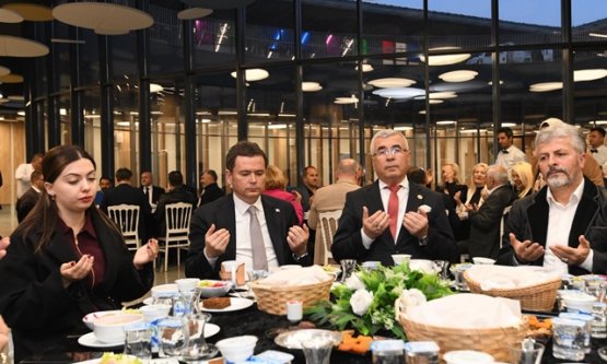 Bursa'nın Kalbi Osmangazi'de Muhtarlar Sofrası: Başkan Erkan Aydın'dan Birlik ve Beraberlik Mesajı!