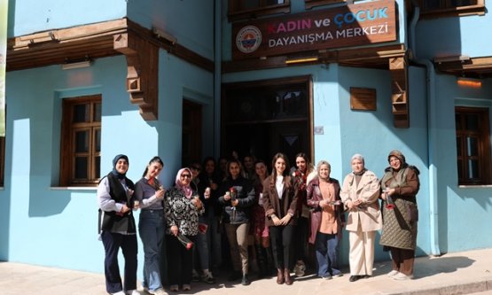 Gemlik'te 8 Mart Coşkusu: Başkan Şükrü Deviren Kadınlarla Omuz Omuza!
