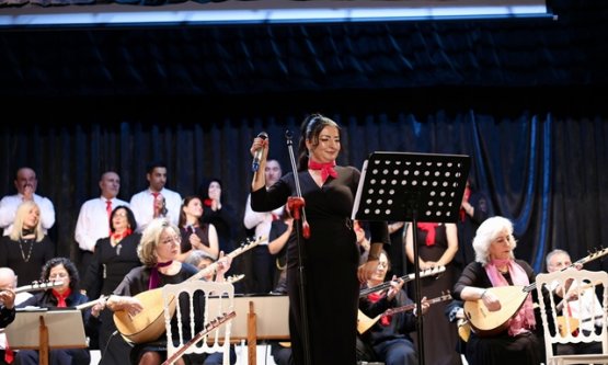 Gemlik'te 8 Mart'a Özel Türkü Ziyafeti: Başkan Şükrü Deviren Bağlamasıyla Sahne Aldı!