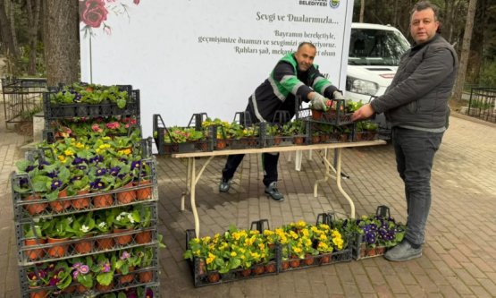 İnegöl'de Bayram Vefası: 9 Bin Çiçek Kabirlerle Buluştu!